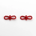 Détail de deux pendentifs nœud rouge mat pour la création de bijoux et projets DIY - Rouge