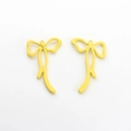 Vue macro de pendentifs nœuds en alliage jaune mat pour la création de bijoux DIY - Jaune