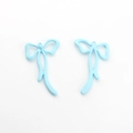 Détail de pendentifs nœuds bleu clair mat avec de longs pompons pour bijoux DIY - Bleu