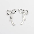 Gros plan de pendentifs nœuds en argent poli pour la création de bijoux DIY - Argent