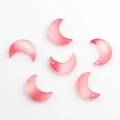 Makroaufnahme von 6 rosa Glasperlen in Mondsichelform mit Lochbohrung für Schmuckherstellung - Rosa