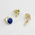 Detail van gouden clip-on oorbelomvormers met blauw email en handige ophanglussen - Goud-Koningsblauw