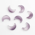 Détail de perles en verre lilas translucide en forme de lune avec paillettes fines - Violet Moyen
