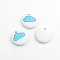 Nahaufnahme der runden Holzanhänger mit blauen Wolken und Bohrungen für DIY-Schmuck - Wolke