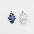 Macro-opname van vintage zilveren hanger met blauwe steen en kralenrand voor DIY - Koningsblauw Patroon