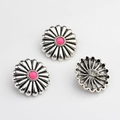 Vue détaillée de boutons marguerites en alliage argent vintage avec perles roses et tige - Bouton Décoratif Marguerite (Rose) / Rose