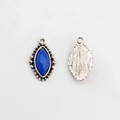 Gedetailleerd voor- en achteraanzicht van boheemse blauwe marquise hangers in antiek zilver - Saffierblauw