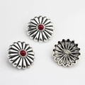 Boutons marguerite en argent antique avec pierre rouge et détails de l'attache au dos - Bouton Décoratif Marguerite (Rouge Foncé) / Marron foncé