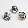 Vue détaillée des boutons marguerites vintage avec perles bleues et attaches en métal - Bouton Décoratif Marguerite (Bleu Marine) / Bleu Foncé
