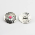 Détail de boutons fleurs argentés avec perle rose centrale et attache en métal au dos - Rose