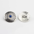 Vue détaillée des boutons vintage argentés avec motif floral, perle bleue et attache arrière - Bleu saphir