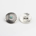 Vue détaillée des boutons fleurs argentés vintage avec pierre turquoise pour artisanat DIY - Sodalite Bleue