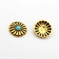 Detailansicht von Vintage Gold-Sonnenblumen-Anhänger mit himmelblauem Stein und hohler Rückseite - Himmelblau