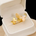 Bague papillon dorée avec ailes jaunes translucides dans un coffret blanc - Or 18K avec Dégradé Vert