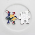 Bunter Puzzle-Anhänger aus Emaille mit silberner Legierung und Befestigungsring - Puzzleform (Klein) / Silber