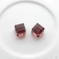 Zwei 8mm quadratische Kristallglasperlen in Granatrot für die DIY-Schmuckherstellung - Mittleres Lila
