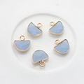 Detailansicht der hellblauen halbkreisförmigen Steinanhänger mit Goldrahmen für DIY-Schmuck - Blau Gold