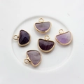 Detailansicht der halbkreisförmigen lila Amethyst-Anhänger mit Goldrand für DIY-Schmuck - Lila