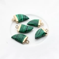 Detailopname van vijf malachiet hoornhangers met gouden kapjes voor DIY-sieraden - Donkergroen