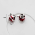Vue détaillée du pendentif cœur en émail rouge indiquant 12 mm de haut et 9 mm de large - Rouge
