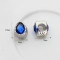 Vue macro des pendentifs en cristal bleu facetté et perles à grand trou - Bleu