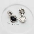 Détail des breloques cœur en émail noir de 10mm x 11mm pour la création de bijoux - Coeur Noir