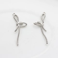 Détail de pendentifs nœuds argentés avec texture tressée pour création de bijoux DIY - Argent