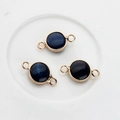 Dettaglio di tre connettori in pietra blu con bordo dorato per collane e bracciali fai-da-te - Blu scuro