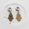 Nahaufnahme von Hamsa-Hand-Anhänger mit Maßen von 20 mm Höhe und 12 mm Breite - Goldene Hamsa-Hand