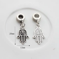 Nahaufnahme des Vintage-Silber-Hamsa-Anhängers mit Details und 20mm Größenangabe - Silberne Handfläche