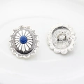 Dettaglio dei bottoni vintage argento con motivi floreali e centro in resina blu - Blu zaffiro
