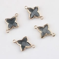 Lot de quatre pendentifs étoiles en cristal gris foncé avec connecteurs à double boucle dorés - Gris