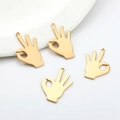 Set di 4 ciondoli a forma di mano OK in lega dorata per creazione di gioielli e fai da te - Gold Plating