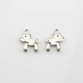 Dettaglio macro di ciondoli a forma di cavallo a dondolo per creazione gioielli DIY - Argento