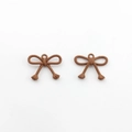Détail macro de deux pendentifs nœuds marrons avec texture corde pour bijoux DIY - Café