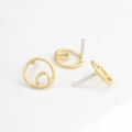 Vue détaillée des boucles d'oreilles géométriques dorées mates avec tiges et design ajouré - Or Mat