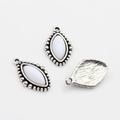 Makroaufnahme der Vintage-Silber-Blumenanhänger mit Inlay und Perlenrand-Design - Weiß(12)