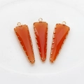 Lote de tres colgantes de cristal naranja facetado con borde de metal dorado - Naranja