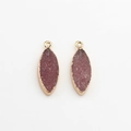 Detailweergave van donkerroze druzy marquise-hangers met vergulde randen - Dieproze Druzy (01)