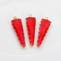 Tres colgantes triangulares de cristal rojo con bordes dorados para crear joyas - Rojo