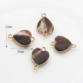 Dettaglio di ciondoli a cuore in conchiglia naturale 18x12mm con bordatura dorata - Connettore a Cuore (10)