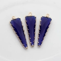 Detalle de colgantes de cristal azul oscuro facetado con engaste de garras de metal dorado - Azul marino