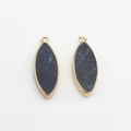 Macro-opname van twee markiesvormige donkerblauwe hangers met vergulde metalen frames - Donkerblauw Sterrenhemel (08)