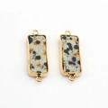 Dettaglio dei pendenti in diaspro dalmata con bordi placcati in oro e doppi anelli - Stile Texture Diaspro Dalmata (08)