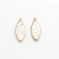 Macro-opname van marquise-vormige witte turkoois hangers met goudkleurige randen voor DIY - Wit Grijze Nerven (09)
