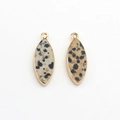 Macro detail van dalmatiër jaspis marquise hangers met goud vergulde randen voor sieraden - Gevlekte Textuur (12)