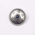 Dettaglio bottone vintage in lega d'argento con pietra blu e incisioni tribali - Blu inchiostro
