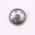 Dettaglio di bottone rotondo vintage argento con resina verde e motivi incisi - Verde