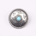 Dettaglio macro del bottone concho vintage con pietra azzurra e trama a corda - Celeste