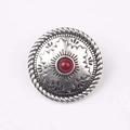 Dettaglio di bottone vintage in lega d'argento con pietra rossa e motivi floreali - Rosso scuro